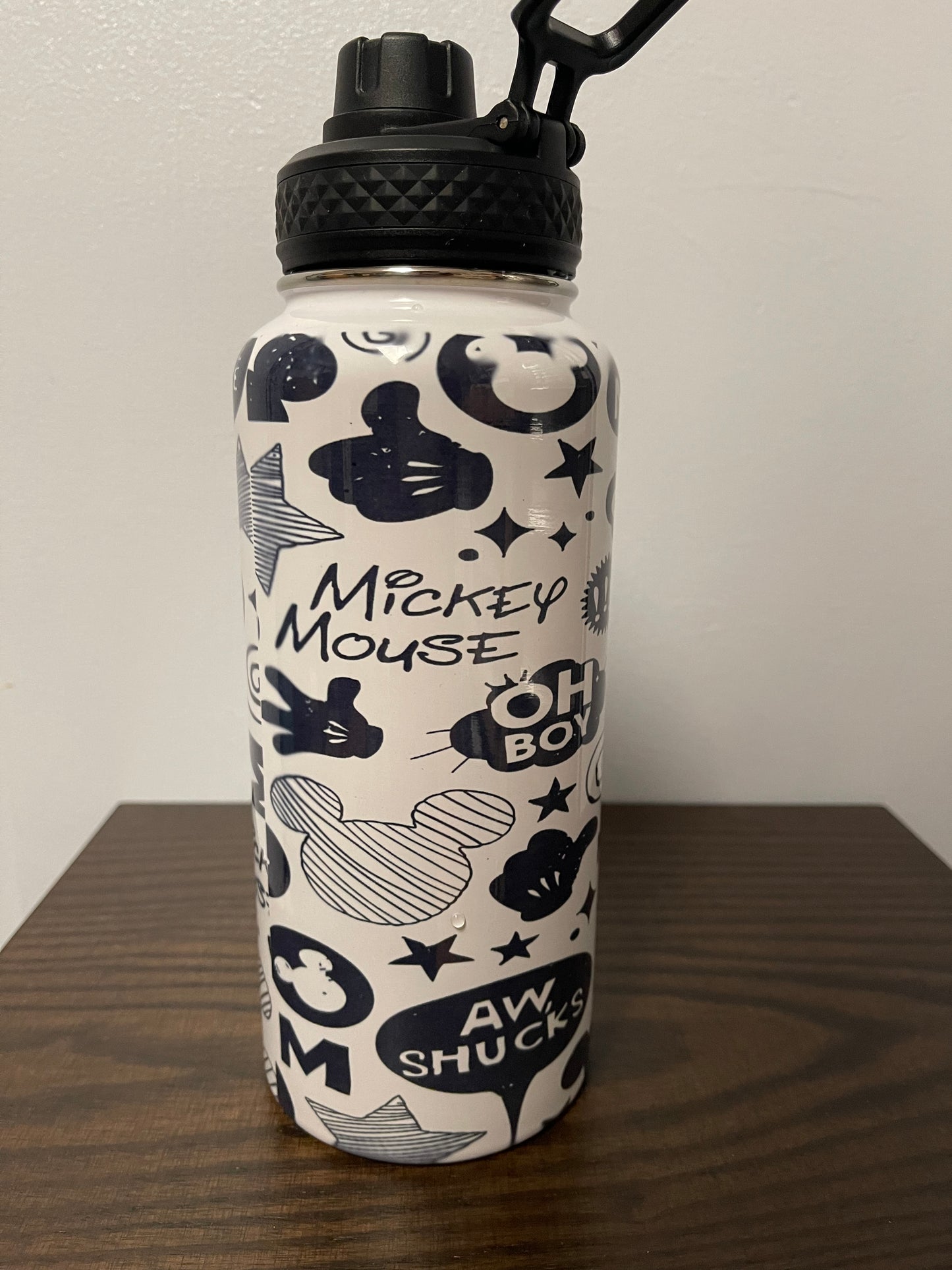 Mickey Mouse 32 oz water bottle